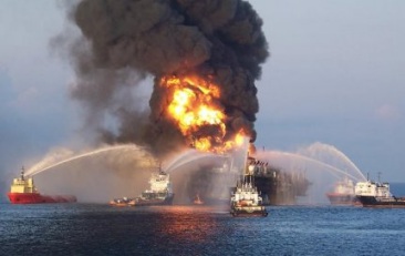 Deepwater Horizon on fire